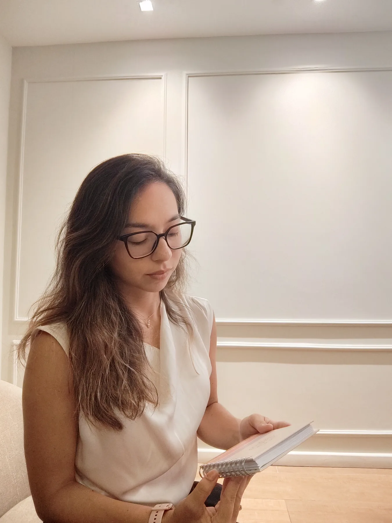 Juliane Ishimaru consultando seu caderno de trabalho