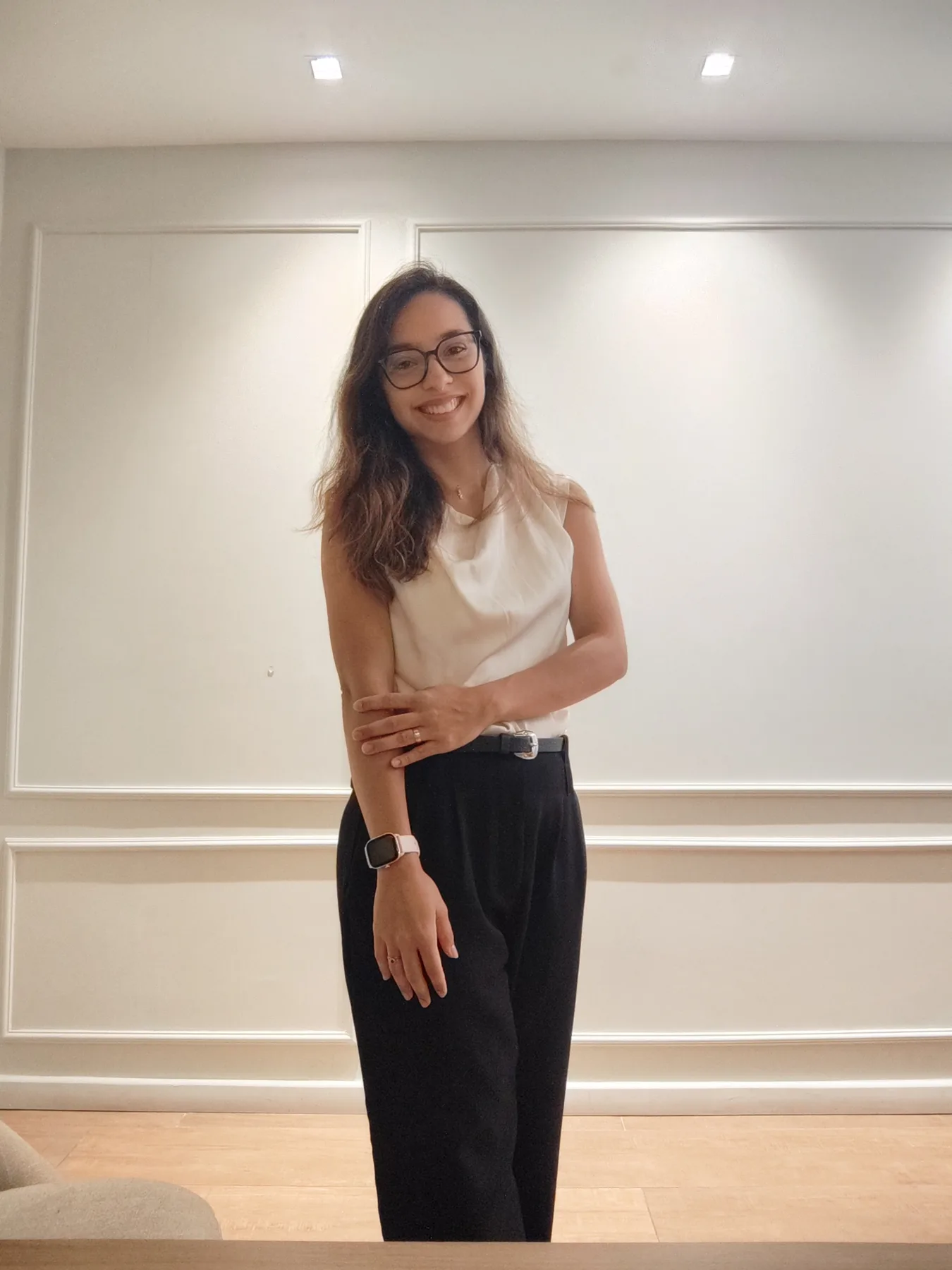 Juliane Ishimaru em retrato profissional de corpo inteiro