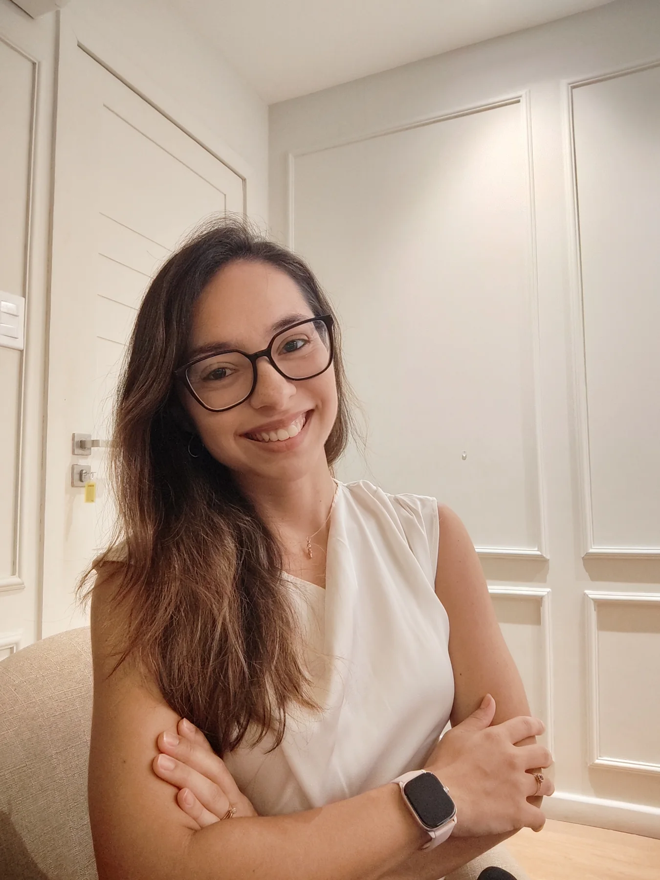 Retrato profissional da psicóloga Juliane Ishimaru sentada em seu consultório
